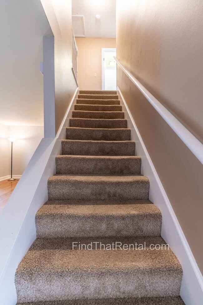 Building Photo - Freshly Painted, Pet-Friendly, Off-Street Parking, Walk to Carlisle HS!