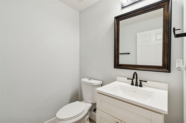 Building Photo - 18154 Sandy Pointe Dr