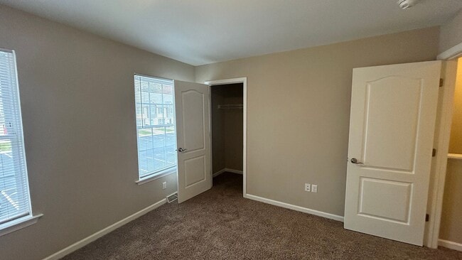 Building Photo - 3 Bedroom Townhouse in Tavern Grove