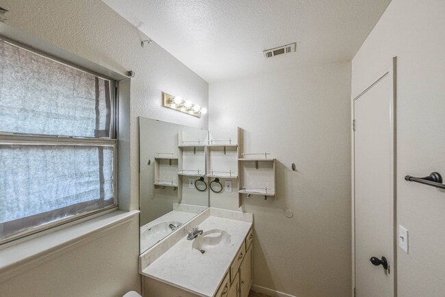 Building Photo - 3507 Christie Dr