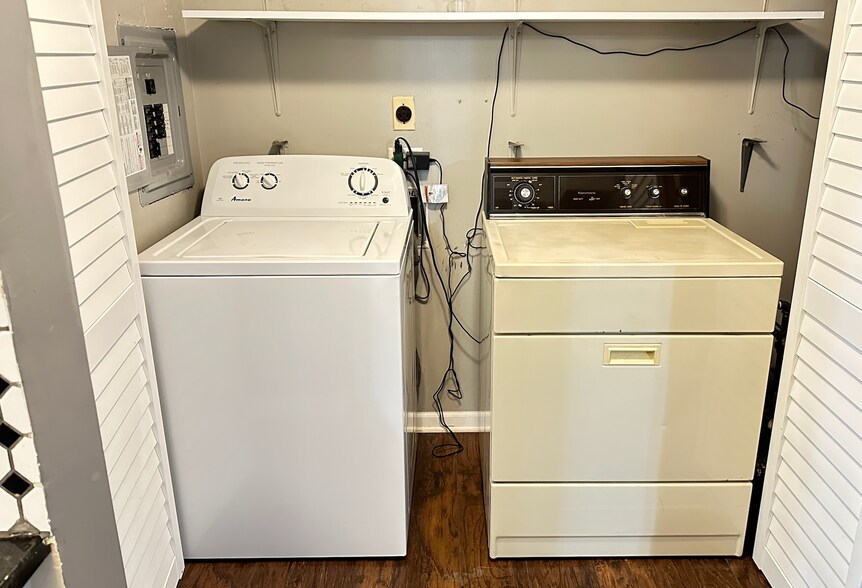 Building Photo - 1945 Hancock Dr