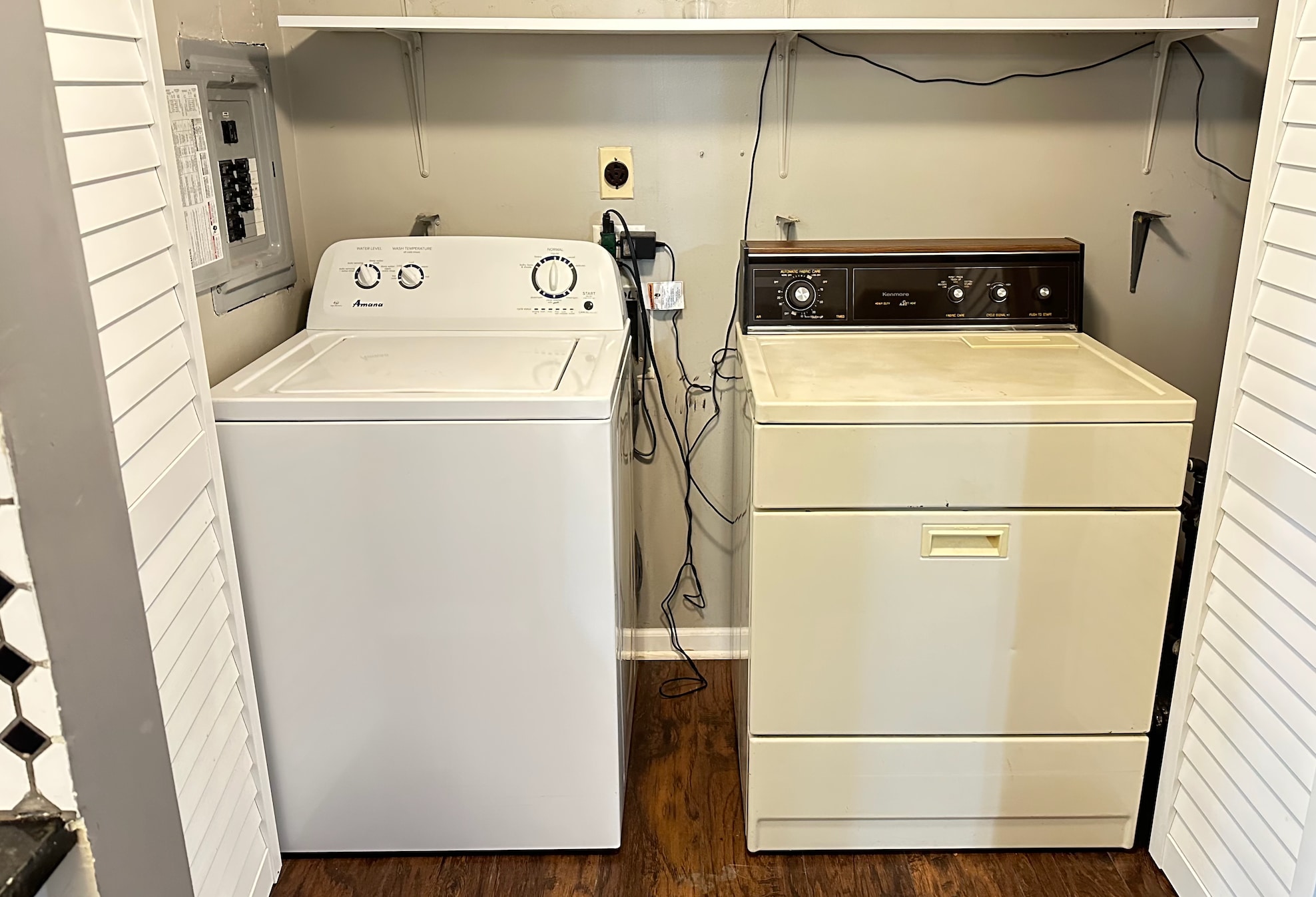 Building Photo - 1945 Hancock Dr