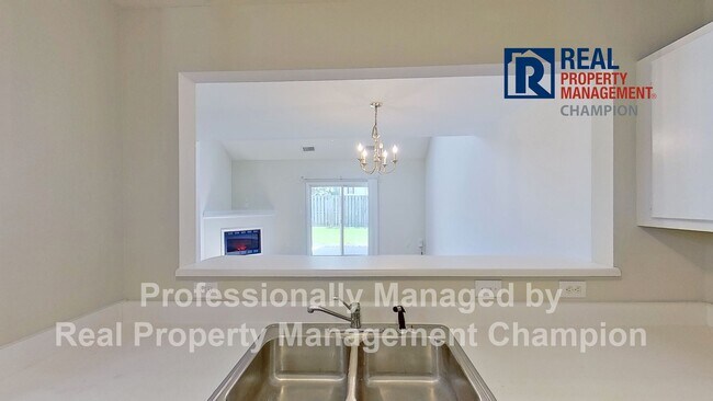 Building Photo - Immaculate Townhome near Monkey Junction