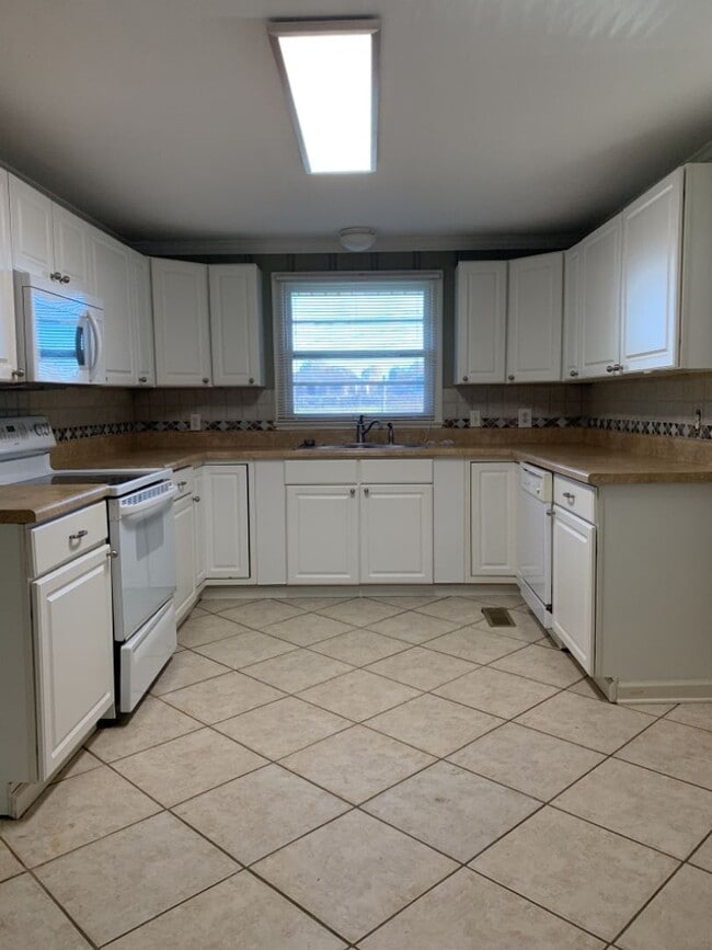 Building Photo - 106 Hackett Ct