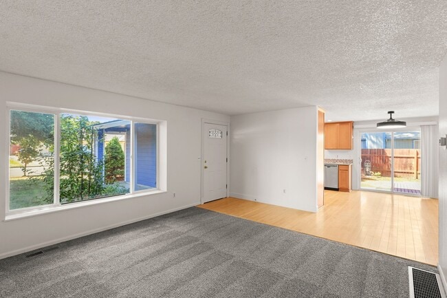 Building Photo - Updated 3Bed/2Bath single story ranch