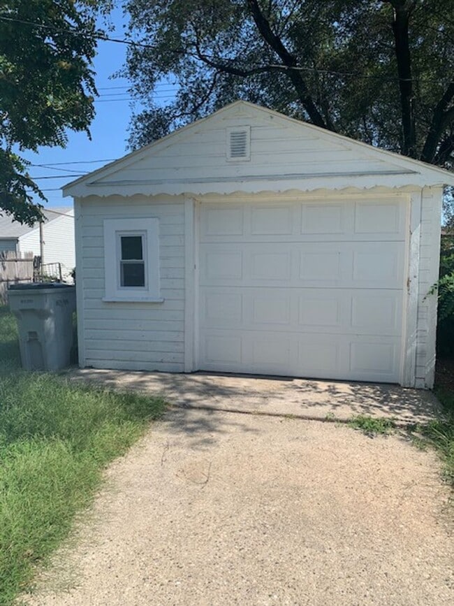 Building Photo - A Charm in Hazel Park