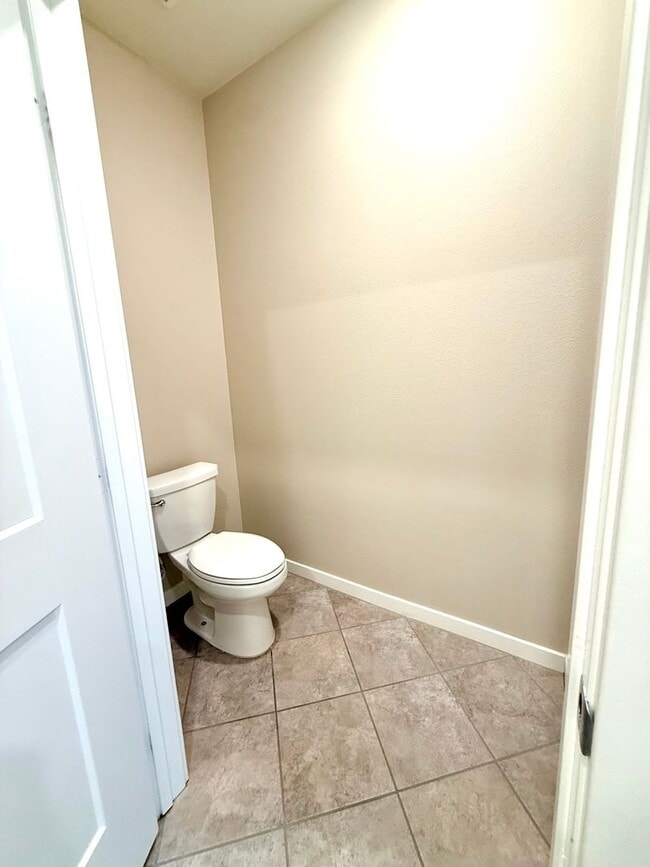 Building Photo - Newer 2 bedroom 2 bath luxury SMART HOME c...