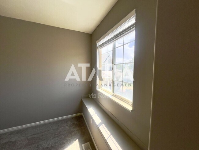 Building Photo - 11837 Sunrise View Dr