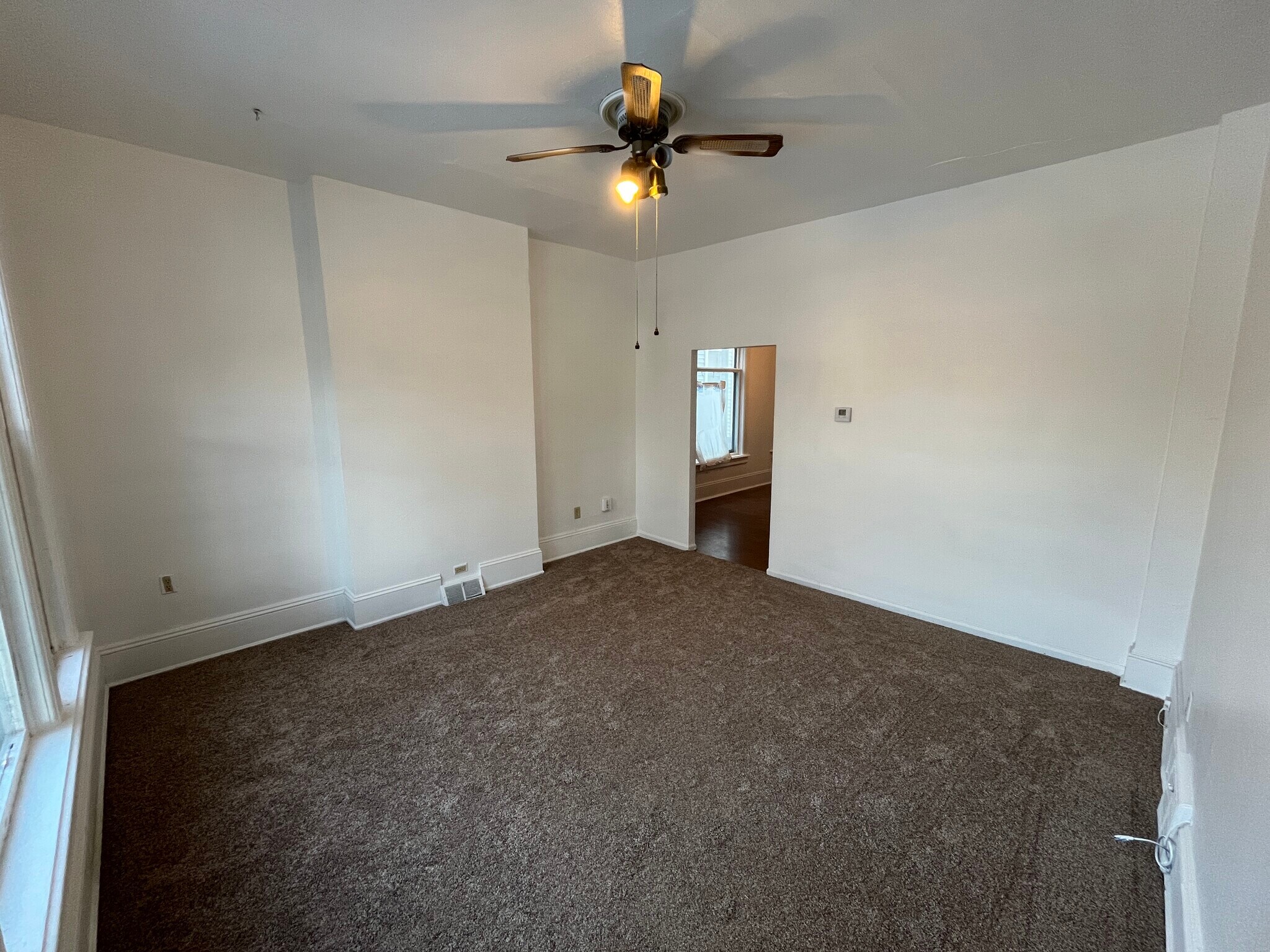 Living room, view from entry door - 3027 W Mount Vernon Ave
