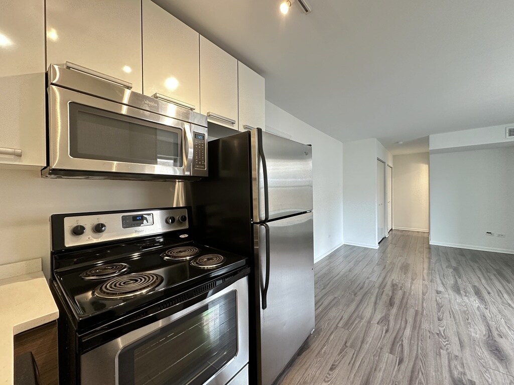 Building Photo - 925 W Carmen Ave