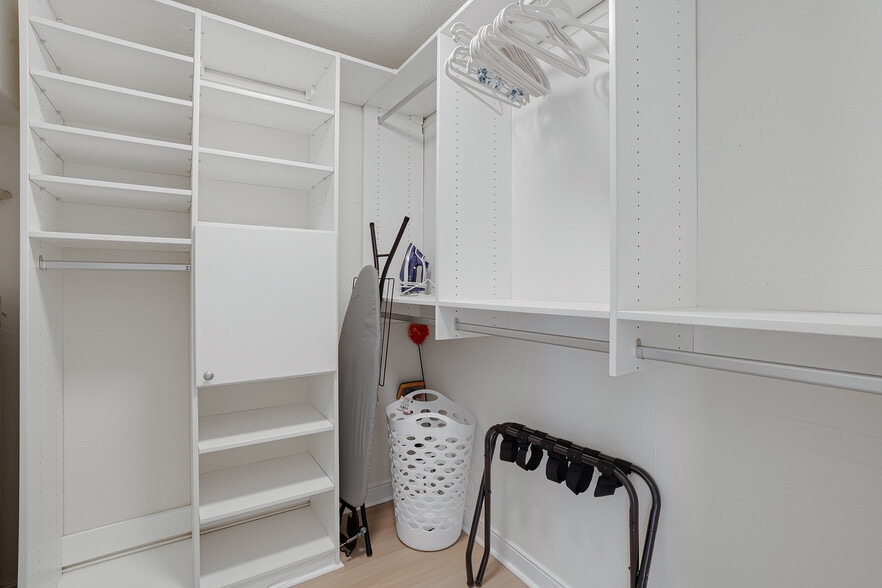 Walk in Closet - 6273 NE Carillion Dr