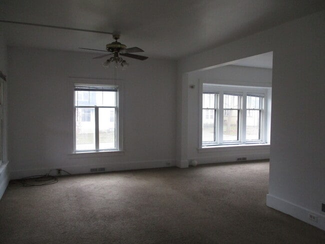 Building Photo - 4 Bedroom, 2 Bath house.