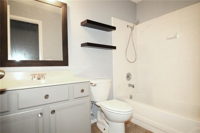Building Photo - 9511 Woodvale Dr