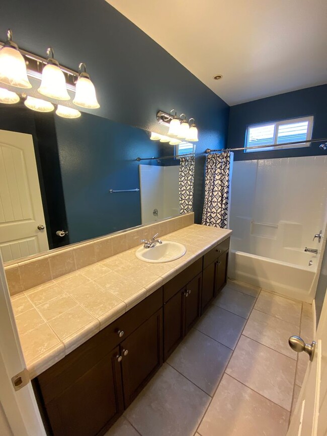 Building Photo - NW Visalia Home Available now, October SPE...