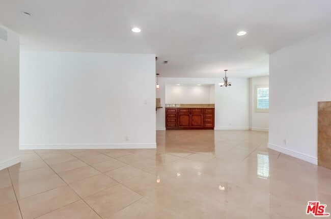 Building Photo - 687 Mt Carmel Dr