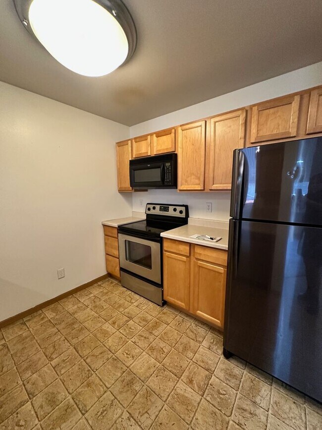 Building Photo - Lovely 2 bedroom 1.5 bath condo
