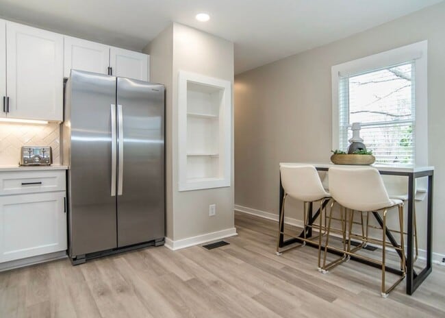 Building Photo - **OFFERING 1/2 OFF FIRST MONTH'S RENT FOR 9+ MONTH LEASE & REFUNDABLE APPLICATION FEES** Luxuriou...