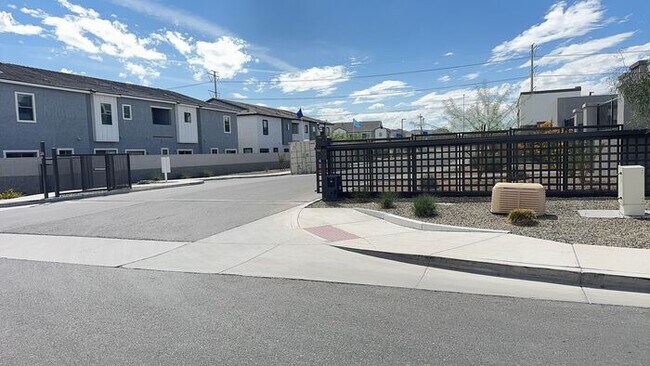Building Photo - Stunning New 3Beds/2.5Bath Townhome in Phoenix, AZ!
