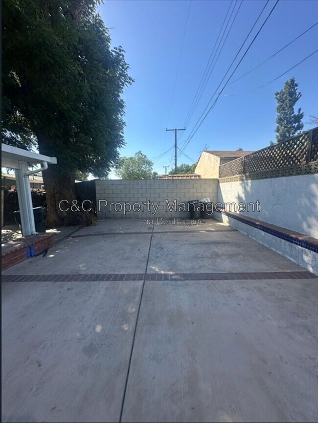 Building Photo - 15433 Ector St