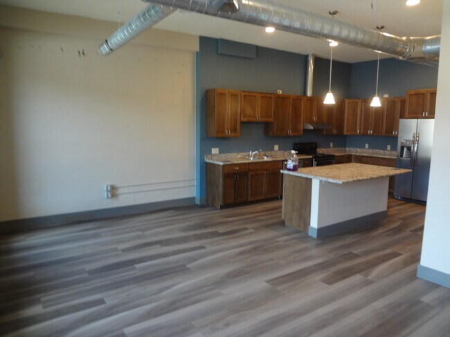 Primary Photo - 315 E Main St