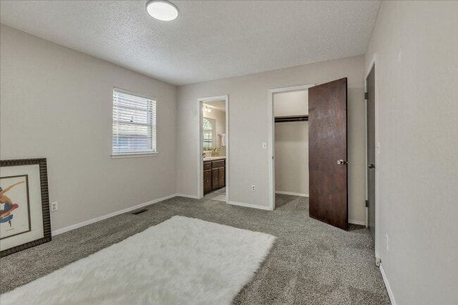 Building Photo - Lawn Care Included! 3 bed, 2 bath, 2 livings