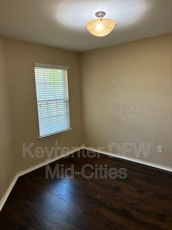 Building Photo - 1904 Meadow Crest Dr