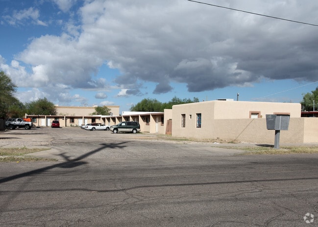 Primary Photo - 2719 N Estrella Ave