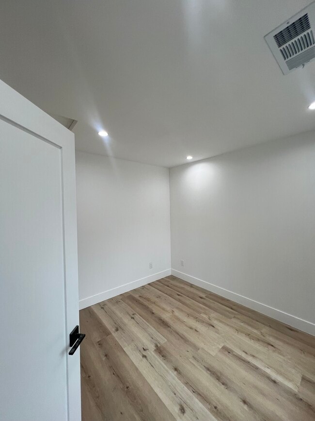 Building Photo - 13935 Valerio St