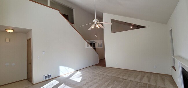 Building Photo - Cousino(8923/25)