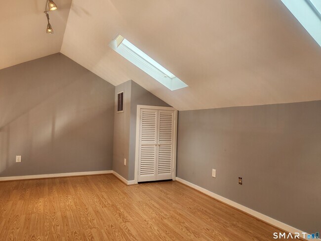 Building Photo - 15 Perry Ave