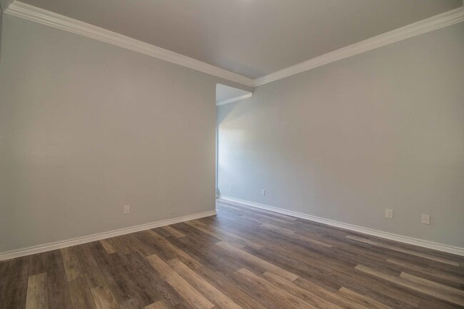 Building Photo - COMING SOON! Recently Renovated 1-Bedroom ...