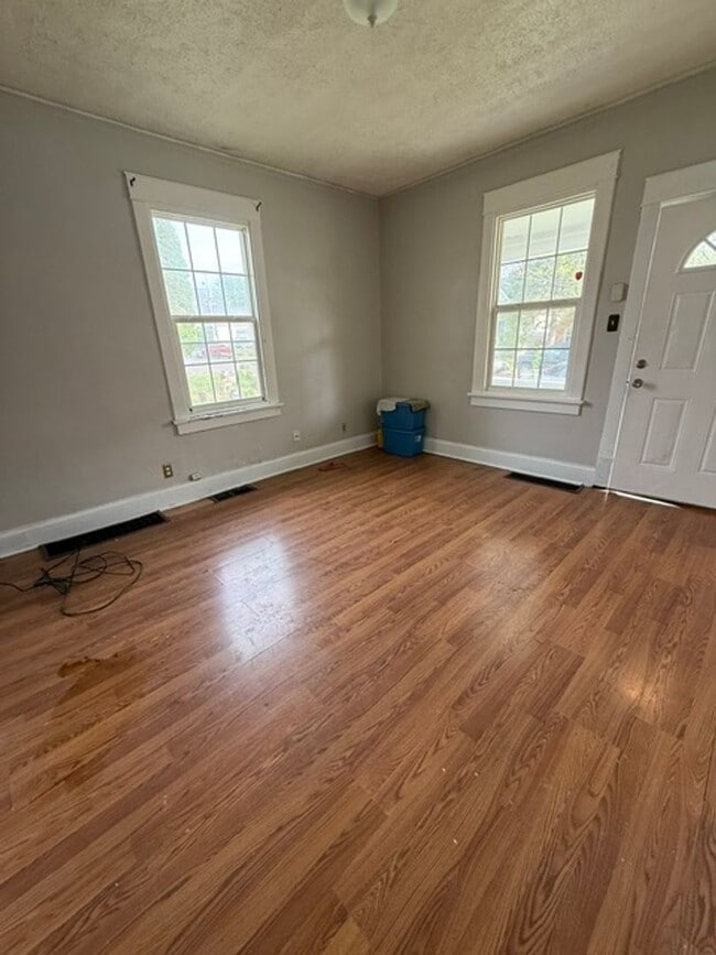 Building Photo - 2 Bedroom / 1 bathroom House in Peoria, IL