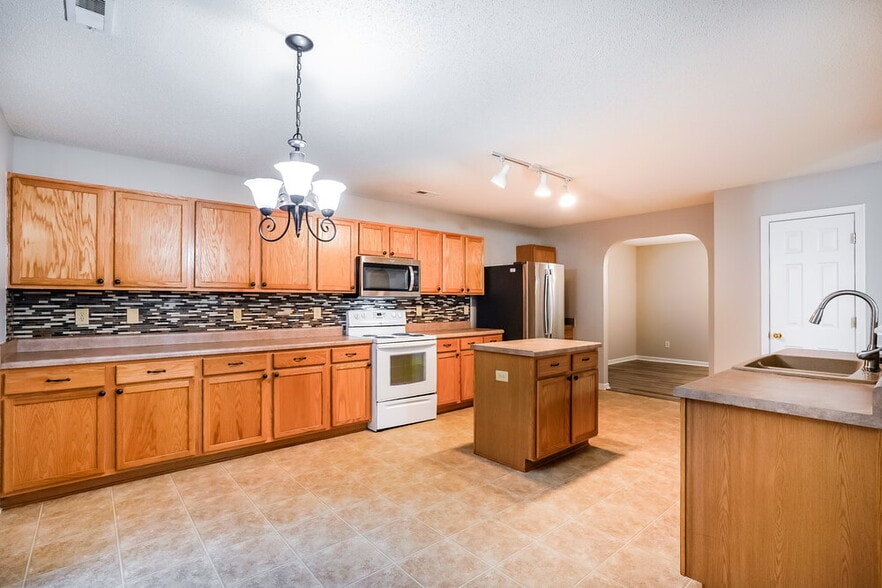 Building Photo - 205 Brookhaven Dr