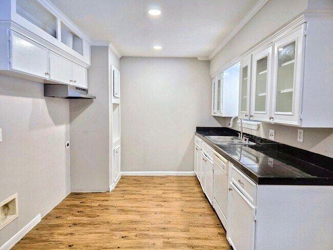 Building Photo - 5922 Densmore Dr