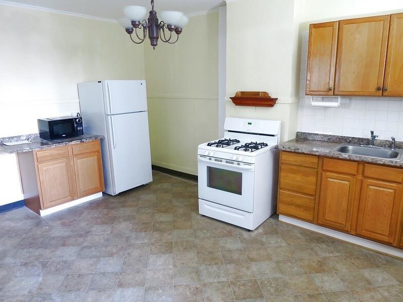 Building Photo - 13 Bristol St