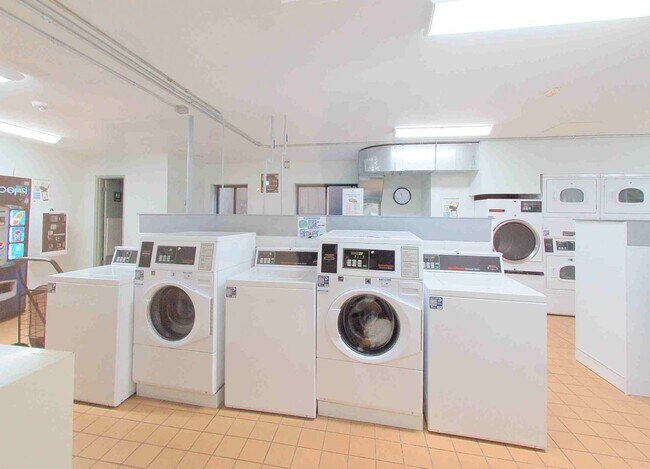 Building Photo - Wilshire Park Condo Studio with Den with Park views in Cleveland Park!