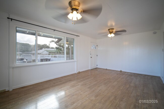 Building Photo - Charming Remodeled Duplex in Kaneohe - 2 B...