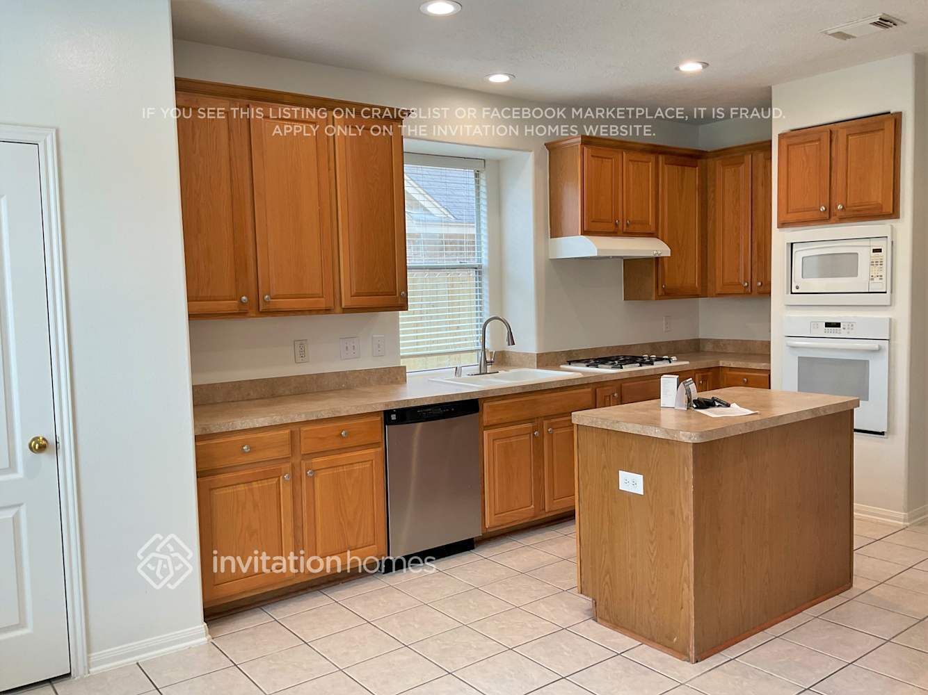 Building Photo - 1120 Sunset Lakes Dr