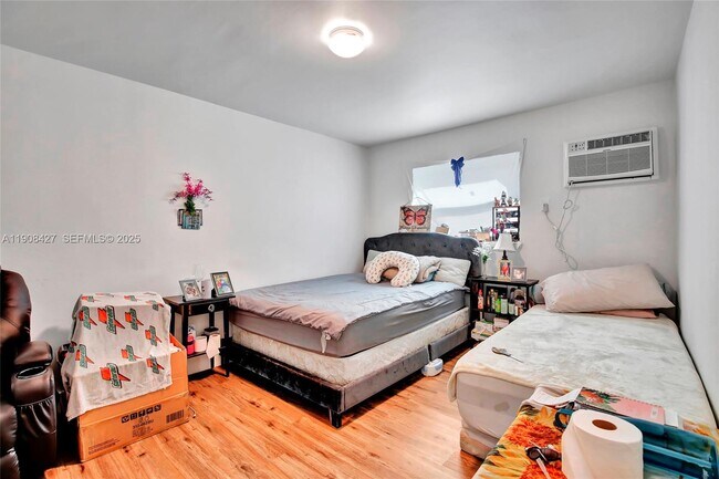 Building Photo - 458 SW 9th St