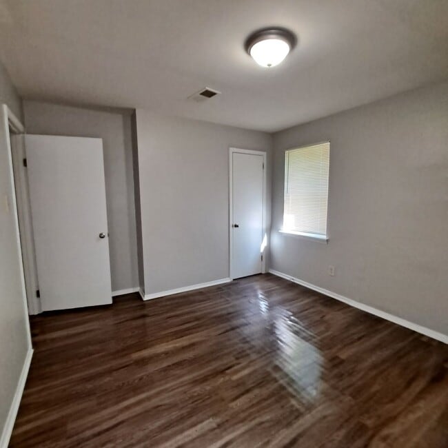 Building Photo - First Month Rent Free!! Welcome to 2655 Whitman!