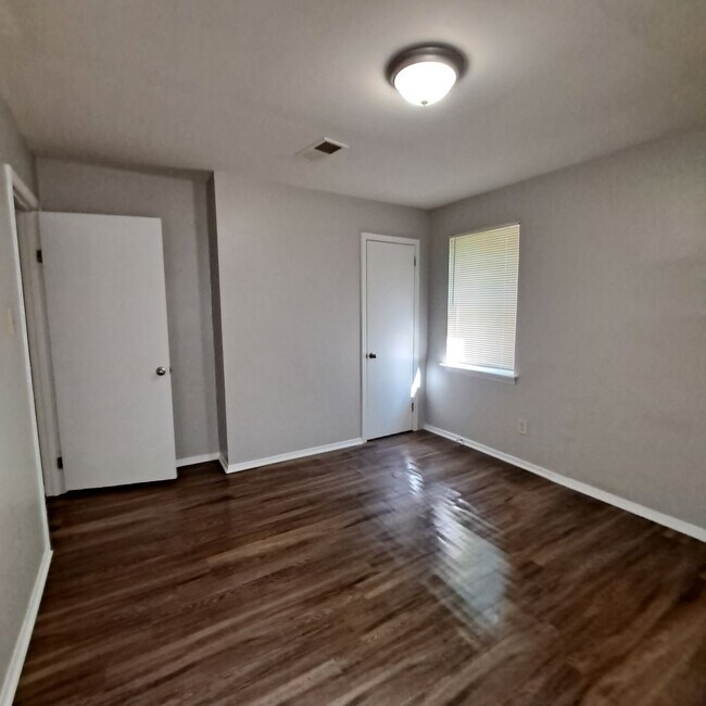 Building Photo - Welcome to 2655 Whitman!