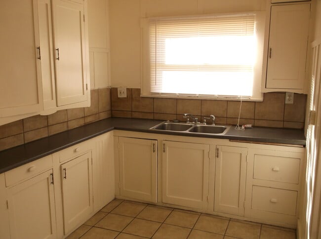Building Photo - Cute 2 Bedroom/1 Bath in Good Condition