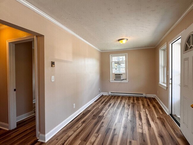 Building Photo - 912 Forest St