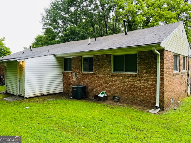 Building Photo - 6102 E Fayetteville Dr