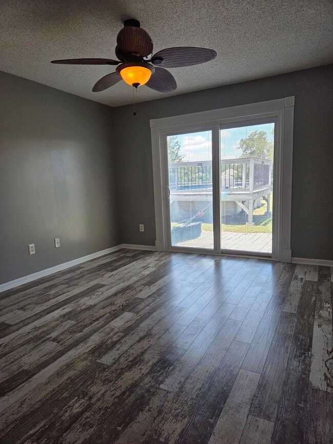 Building Photo - 3 Bedroom 2 bath fenced back yard in a quiet neighborhood!!
