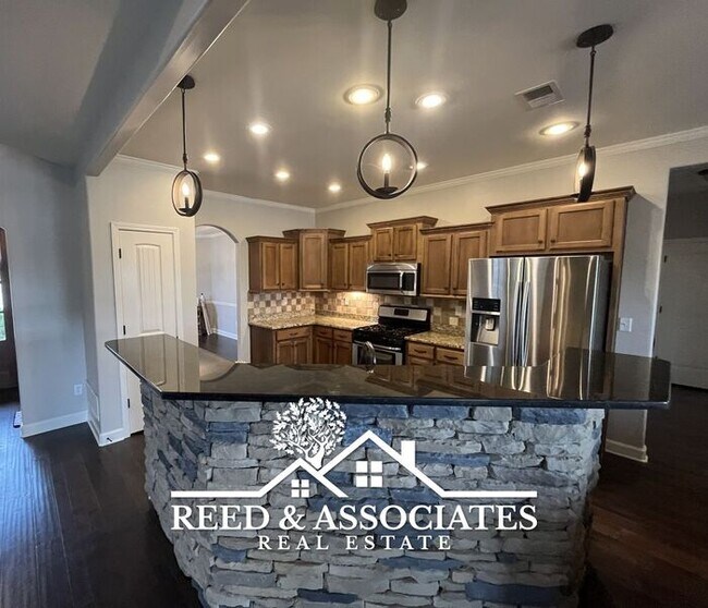 Building Photo - 4 Bedroom Arlington Home with a Lakeside Lot