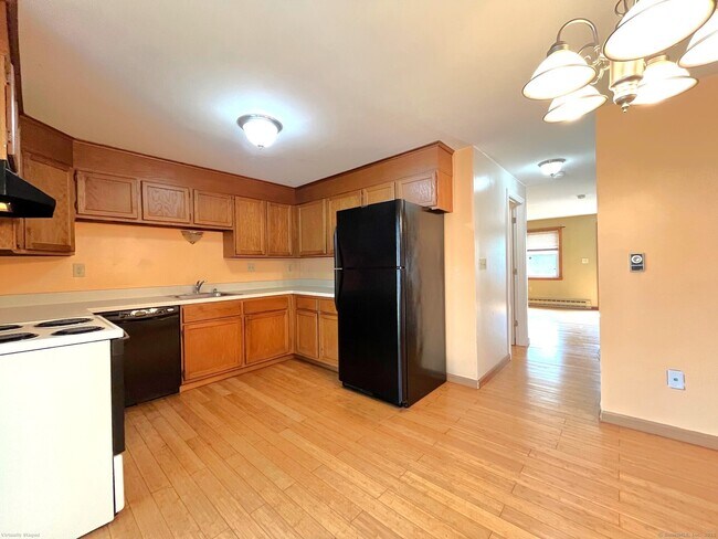 Building Photo - 246 Woodford Ave