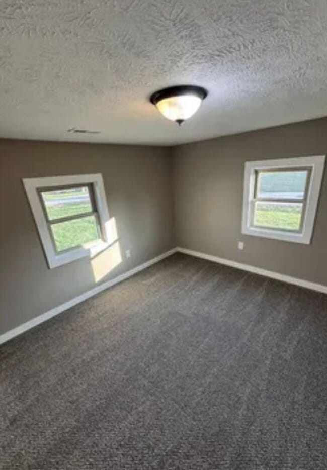 Building Photo - 2 bedroom/1 bath w/carport