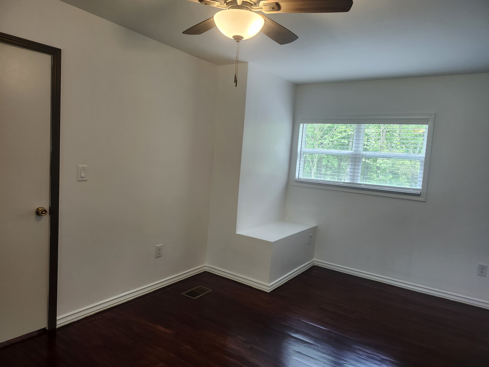 Planty of natural light - 60 Manors Mill Rd