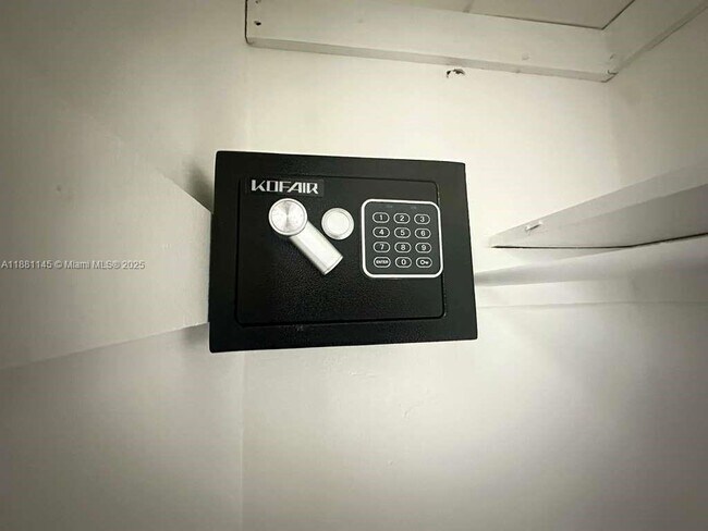 Building Photo - 935 SW 11th Ave